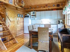 Η κουζίνα ή μικρή κουζίνα στο Holiday Home Kotimökki by Interhome