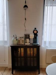 ein Tisch mit Geräten darauf in einem Raum in der Unterkunft Charmante maison de ville Les 2B46 in Cahors