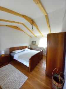 ein Schlafzimmer mit einem großen Bett im Dachgeschoss in der Unterkunft Heritage Stone House by the Sea in Prvić Šepurine