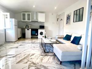 Kuchyň nebo kuchyňský kout v ubytování LOVE ROOM - Jacuzzi, Wifi, Clim, Rétroprojecteur