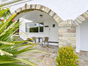 Un patio o zona al aire libre en Apartment Edyvean by Interhome