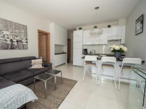 uma sala de estar e cozinha com um sofá e uma mesa em Apartment Niki by Interhome em Trogir