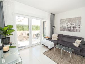 uma sala de estar com um sofá e uma mesa em Apartment Niki by Interhome em Trogir