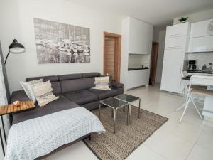 uma sala de estar com um sofá e uma mesa em Apartment Niki by Interhome em Trogir