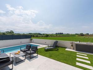 Bazén v ubytování Holiday Home Villa Valero by Interhome nebo v jeho okolí