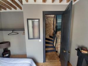Zimmer mit einer Treppe, die zu einer Treppe führt in der Unterkunft ACCROCHE-COEUR MAISON de PECHEUR in Trouville-sur-Mer