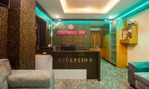 recepcja hotelu z recepcją w obiekcie Treebo Trend Kruthika Inn w mieście Hajdarabad