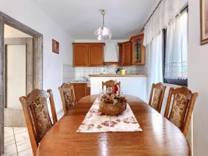 Kuchyň nebo kuchyňský kout v ubytování Holiday Home Reaa by Interhome