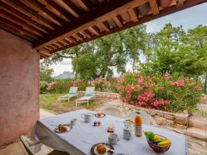 un tavolo con cibo e bevande su un patio di Apartment Domaine de Rochebrune-3 by Interhome a Roquebrune-sur Argens