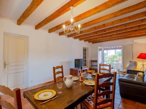 una sala da pranzo e un soggiorno con tavolo e sedie. di Apartment Domaine de Rochebrune-3 by Interhome a Roquebrune-sur Argens