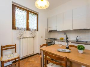 Η κουζίνα ή μικρή κουζίνα στο Holiday Home La Casina di Luca by Interhome