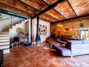 ein Wohnzimmer mit einem Sofa und einem Tisch in der Unterkunft Holiday Home Le Mas d'Adélaïs by Interhome in Baron