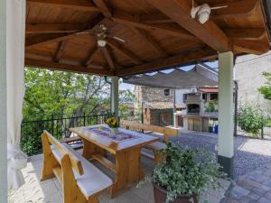 eine hölzerne Pergola mit einem Tisch und einer Bank auf einer Terrasse in der Unterkunft Holiday Home Villa Nicolara by Interhome in Buzet