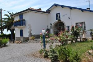 a white house with a dog in front of it at maison SANSOUN in Léren