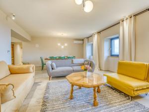 Istumisnurk majutusasutuses Holiday Home Mila by Interhome