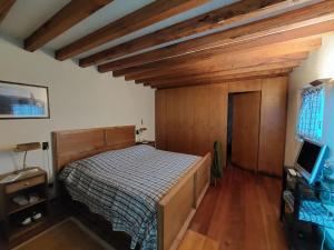 - une chambre avec un lit dans une pièce dotée de plafonds en bois dans l'établissement Holiday Home Villa La Chiesa by Interhome, à Bosco