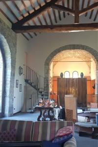 une chambre avec une table et un escalier dans un bâtiment dans l'établissement Holiday Home Villa La Chiesa by Interhome, à Bosco