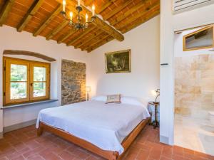 Un dormitorio con una cama y una pared de piedra. en Apartment Casa Paolina by Interhome, en Greve in Chianti
