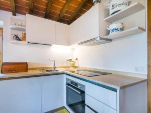Una cocina con gabinetes blancos y un fregadero. en Apartment Casa Paolina by Interhome, en Greve in Chianti