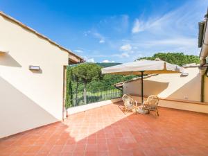 un patio con dos sillas y una sombrilla en Apartment Casa Paolina by Interhome, en Greve in Chianti