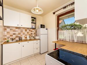 Η κουζίνα ή μικρή κουζίνα στο Holiday Home Dior by Interhome