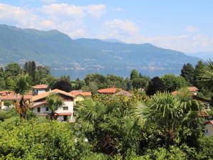 - Vistas a una ciudad con lago y montañas en Villa Al Piano by Interhome, en Castelveccana