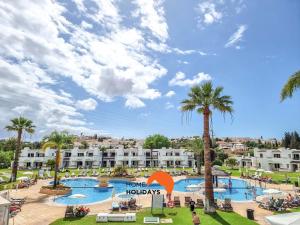 uma vista para um resort com duas piscinas e palmeiras em #168 Fully Equiped, AC, Pool and Mini Golf em Albufeira