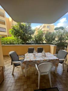 een tafel en stoelen op een patio bij La casetta di Chloè residence con Piscina in Santa Marinella