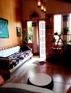 ein Wohnzimmer mit einem Sofa und einem Tisch in der Unterkunft Cabaña Onty in El Calafate