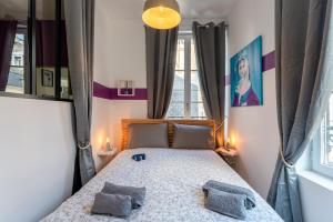 een slaapkamer met een bed met 2 kussens erop bij -Gracieux T2 Centre Pont-Audemer in Pont-Audemer