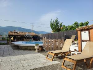 un patio con 2 sillas y una piscina en B&B Magna Grecia, en Lamezia Terme