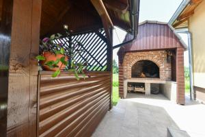 格拉博瓦茨House Matijević Šimić旅馆的通往砖砌壁炉的木门
