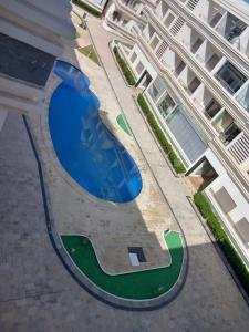 - une vue aérienne sur une piscine en face d'un bâtiment dans l'établissement Bel Appartement à Mansbay, à Minaret de Mansuria