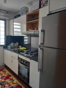 Il comprend une cuisine équipée d'une cuisinière et d'un réfrigérateur. dans l'établissement Bel Appartement à Mansbay, à Minaret de Mansuria