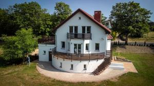 a large white house sitting on top of a yard at Dom Jeziorna Perla in Ośno Lubuskie