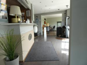 um corredor com uma sala de estar e uma sala de jantar em NordseeResort Hotel & Suite Arche Noah em Horumersiel