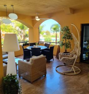 Posedenie v ubytovaní Luxury Blue Coast Seaside Retreat Marbella