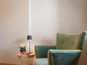 une chaise verte assise à côté d'une table avec une lampe dans l'établissement Holiday Home Casa Maria by Interhome, à Spert