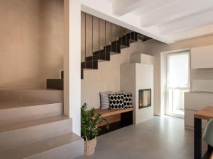 - un escalier dans un salon avec un banc dans l'établissement Holiday Home Casa Maria by Interhome, à Spert