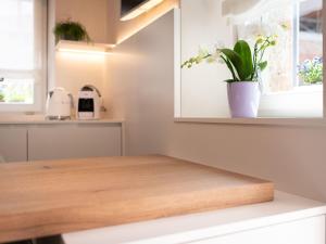 cocina con encimera de madera y ventana en Holiday Home Casa Maria by Interhome, en Spert