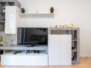ein Wohnzimmer mit einem großen TV in der Unterkunft Apartment Giardino al Mare by Interhome in Sanremo