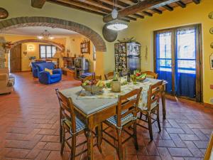 Il comprend une cuisine et un salon avec une table et des chaises. dans l'établissement Holiday Home Il Farinaio by Interhome, à Cortone