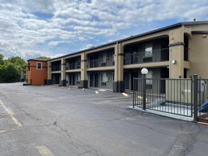 un aparcamiento vacío frente a un edificio en Homestay Horn Lake Southaven, en Horn Lake