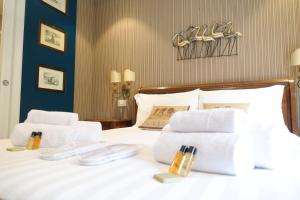 Postel nebo postele na pokoji v ubytování Hermitage Suites