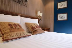 Postel nebo postele na pokoji v ubytování Hermitage Suites