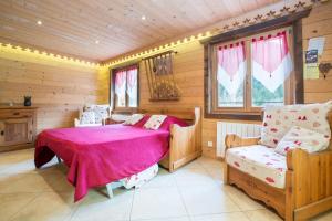 a bedroom with a bed and a couch and windows at Appartement les murailles in Morzine
