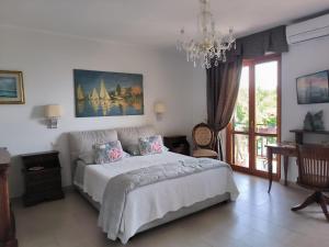 um quarto com uma cama grande e um lustre em 'La perla del lago' alloggio turistico em Trevignano Romano