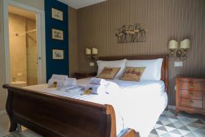 Postel nebo postele na pokoji v ubytování Hermitage Suites