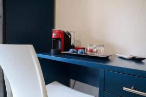 Příslušenství pro přípravu čaje a kávy v ubytování Hermitage Suites