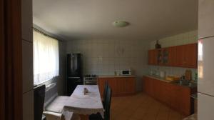 cocina con mesa y cocina con ventana en Agroturystyka Pod Wierchami, en Żabnica